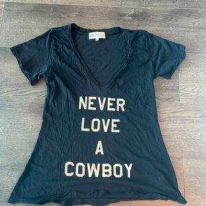 WILDFOX T-shirt “Never Date a cowboy” Size Large
